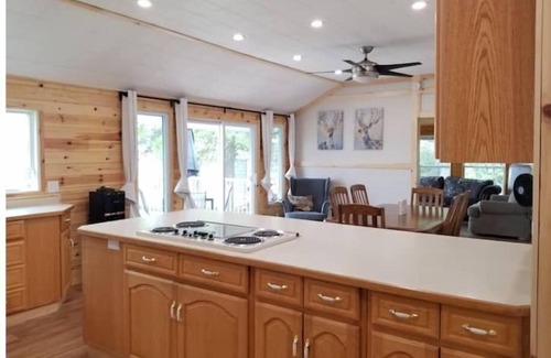 Whiteshell Cottage | Caddy Lake Beach House - Waterfront Beach Access!