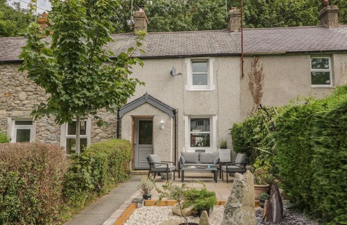 Dwygyfylchi Cottage | CAE BACH, pet friendly, with open fire in Dwygyfylchi