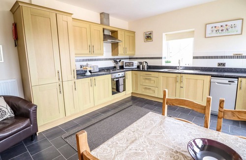 Dyffryn Ardudwy Cottage | CAERFFYNON BACH, romantic, with a garden in Dyffryn Ardudwy