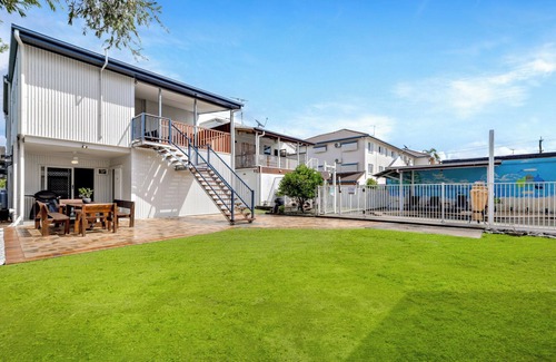 Cairns House | Cairns Central Walking Distance "Downstairs"