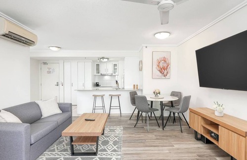 Cairns Central Business District Apartment | Cairns Skyline Chic Seaside Stay with Rooftop Pool