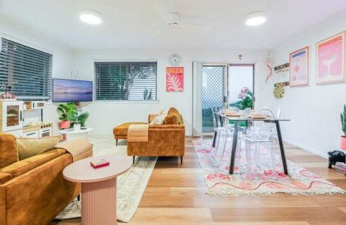 Seventeen Seventy Apartment | Cake By The Ocean - Gorgeous Views, Pet & Family Friendly Retro Beach House in 1770