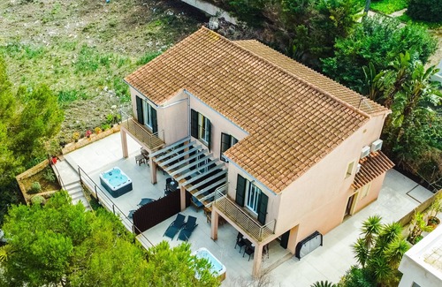Cala Anguila-Cala Mendia House | Cala Mendia Beach House 2 es with direct access to the beach and sea views