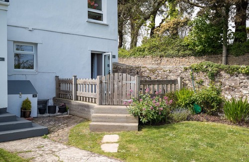 Penally Apartment | Caldey Island View - Sea Views and Log Burner