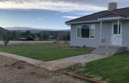 Escalante House | Calf Creek Cottage- clean home with beautiful views!