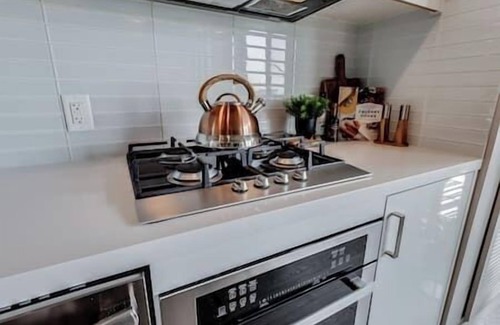 Connaught Apartment | Calgary Tower View | Mins to Saddledome| Pool |Gym