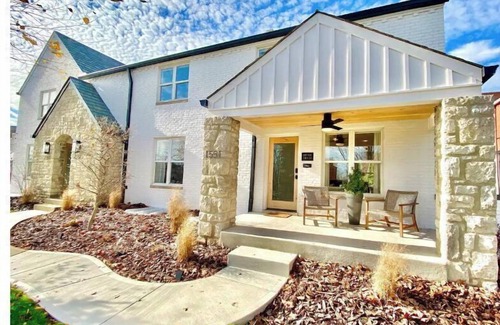 Grandview Heights House | 💫 Cali Style Townhouse - Mins to Everything💫