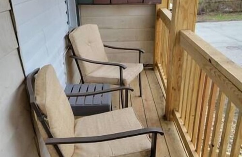 Marshall-Shadeland Apartment | California Ave Quarters-2 Bedroom w/Easy Parking!