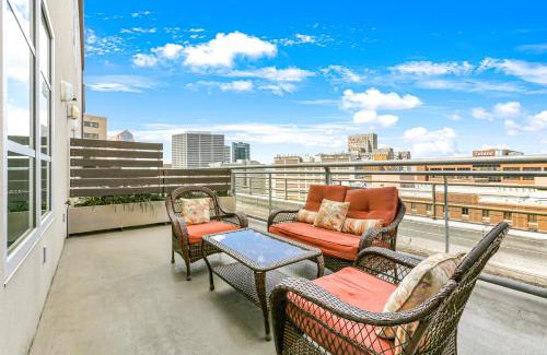 Central Business District Apartment | California Building by Hosteeva