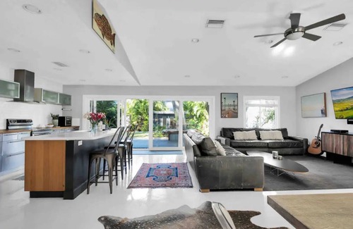 Bradenton House | California ranch house