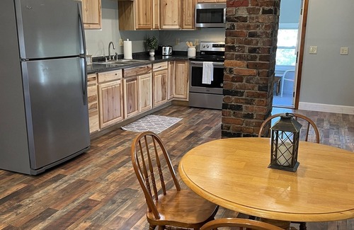 Oneonta Apartment | Calla Lily #2 - Oneonta Apartment close to downtown - 1 of 2 units