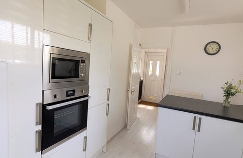 Trafford House | Calm & contemporary 2 bed house with park view
