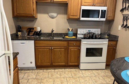 Clinton Township House | Calm & Cozy 3BR King Bed Free Wifi | Washer Dryer