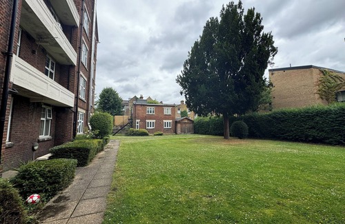 Brixton Hill Apartment | Calming 3BD Retreat, Brixton Hill