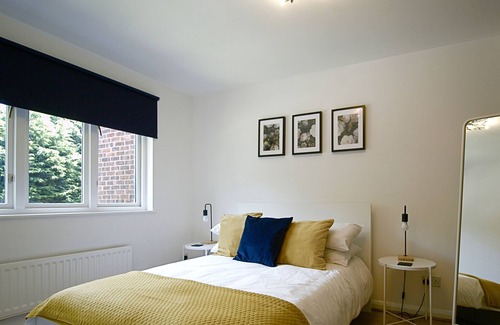 Camberley House | Camberley Comfy 3 Bedroom - Next to Hospital W/parking