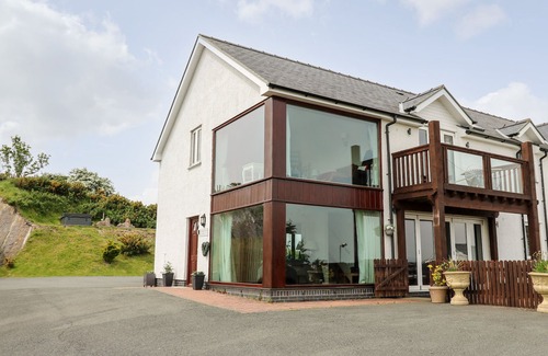 Aberystwyth House | CAMBRIAN VIEW, pet friendly, character holiday cottage in Aberystwyth