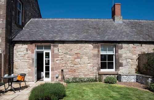 Berwick-upon-Tweed Apartment | Cambridge Cottage Number One - Sleeping 2 Guests in 1 Bedroom
