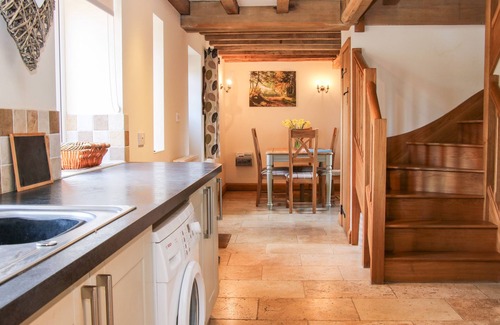 Billingsley Cottage | CAMDEN COTTAGE, family friendly, with open fire in Cleobury Mortimer