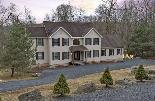 Cresco House | Camelback SKI,GOLF,Firepit,Hottub,Casino,Kalahari Linens