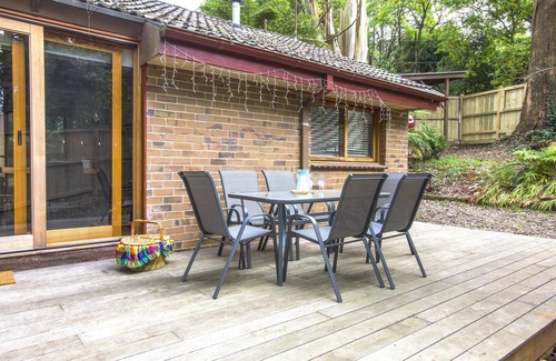 Olinda Cottage | Camellia Cottage - In the heart of picturesque Olinda (only 45 min from Melbourne CBD) is this little hideaway.