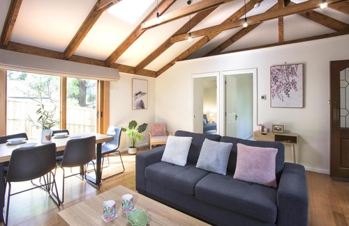 Olinda Cottage | Camellia Cottage - In the heart of picturesque Olinda (only 45 min from Melbourne CBD) is this little hideaway.