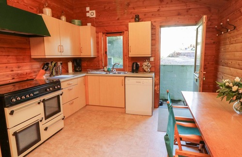 Ebford Cottage | CAMELLIAS AT MAGNOLIA LAKE, pet friendly, with a garden in Dawlish