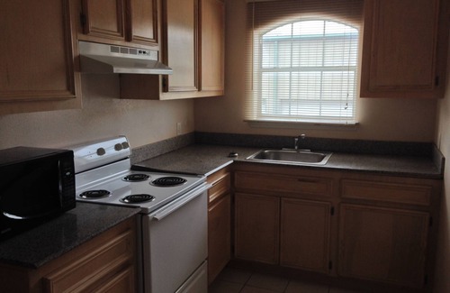 Barker Hotel | Camelot Inn & Suites Highway 290 NW Freeway