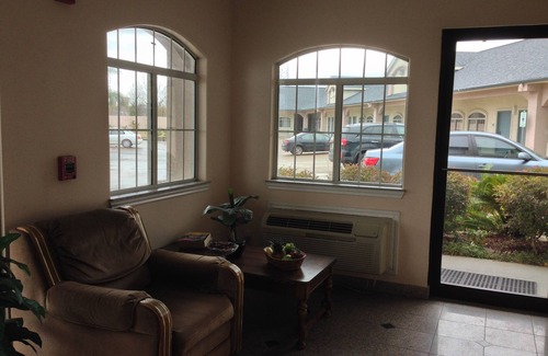 Barker Hotel | Camelot Inn & Suites Highway 290 NW Freeway