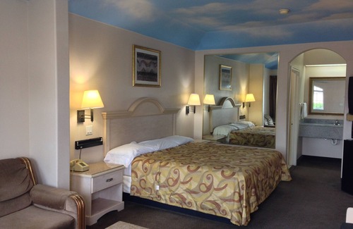 Barker Hotel | Camelot Inn & Suites Highway 290 NW Freeway