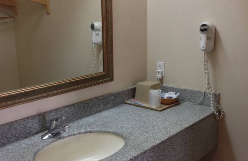 Barker Hotel | Camelot Inn & Suites Highway 290 NW Freeway