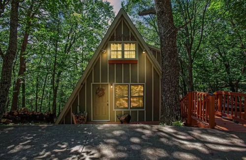 Big Canoe Ski Chalet | Cameo Tree Top Chalet - HOT TUB and Pet Friendly