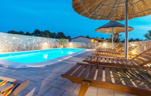 Drage Resort | Camp Mateo with Pool