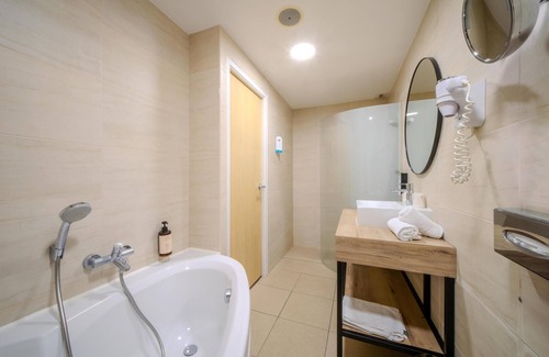 Tournezy Hotel | Campanile Montpellier Ouest