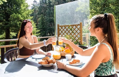 Saint-Vincent-de-Durfort House | Camping maeva Escapades Coeur d'Ardèche * - Large 4-Room Spa Chalet for 8/10 People with Air Conditioning + TV