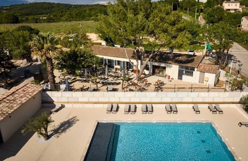 Malemort-du-Comtat House | Camping 3 étoiles - Piscine - efaeha