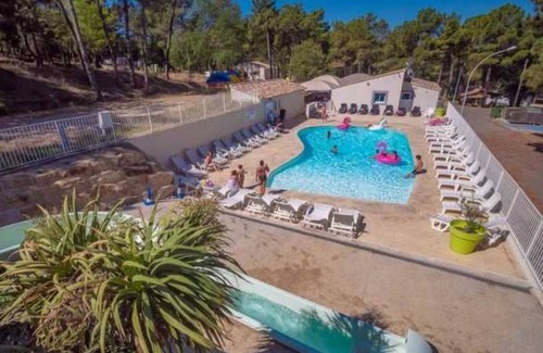 Mondragon House | Camping 3 étoiles - Piscine - eeed0e