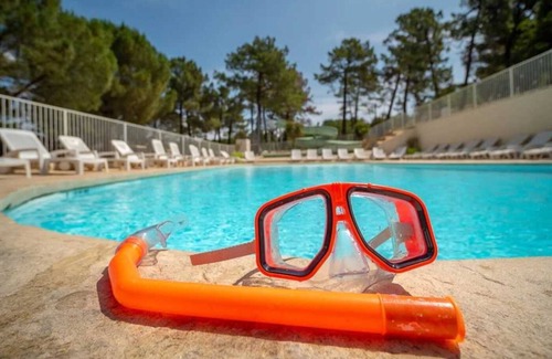 Mondragon House | Camping 3 étoiles - Piscine - eebeae