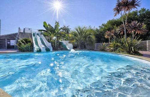 Plobannalec-Lesconil House | Camping 3 étoiles - Parc aquatique - ccafeg0