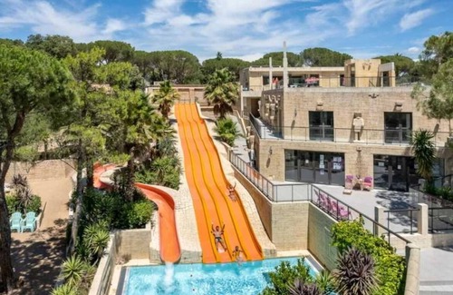 Le Muy House | Camping 5 étoiles - Parc aquatique - eebagb