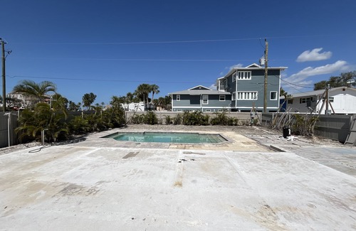 Mid Island RV Rental | camping Paradise sunset lot with pool