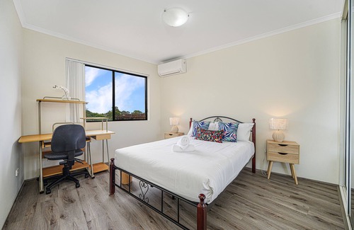 Campsie Apartment | Campsie Adorable 3Br Apt with Wifi & Parking