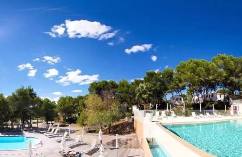 Castelnau-de-Guers House | Campsite Residential La Pinède * - Florès COMFORT -2 bedrooms 30m2- *Clim, terrace, TV* 4 persons