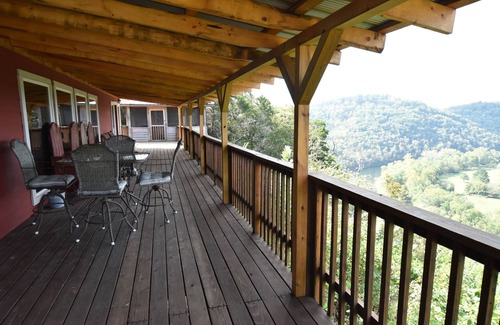 Eureka Springs House | Can-U-Canoe Riverview Eagles Roost