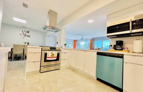 Margate House | Canal Oasis: Vibrant Home, Pool & Views