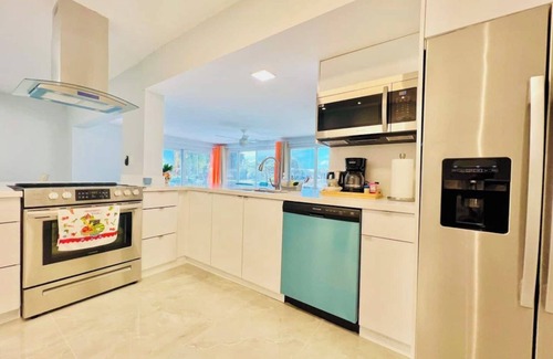 Margate House | Canal Oasis: Vibrant Home, Pool & Views