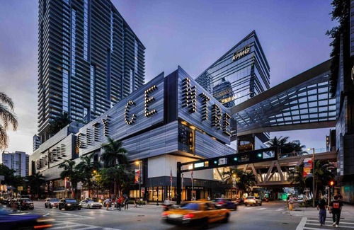 Margate House | Canal Oasis: Vibrant Home, Pool & Views