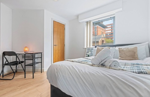 The Westside Apartment | Canal-Side | Ensuite | Walk to Broad St & Utilita
