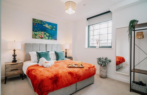 The Westside Apartment | Canal-view Stunning City Living, Fast WiFi, Contractors, Family