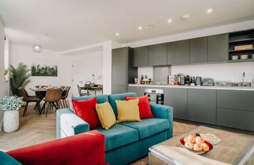 The Westside Apartment | Canal-view Stunning City Living, Fast WiFi, Contractors, Family