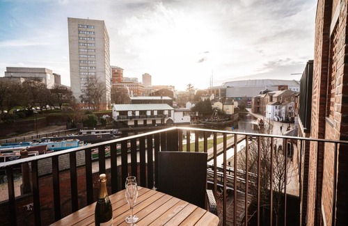 The Westside Apartment | Canal-view Stunning City Living, Fast WiFi, Contractors, Family